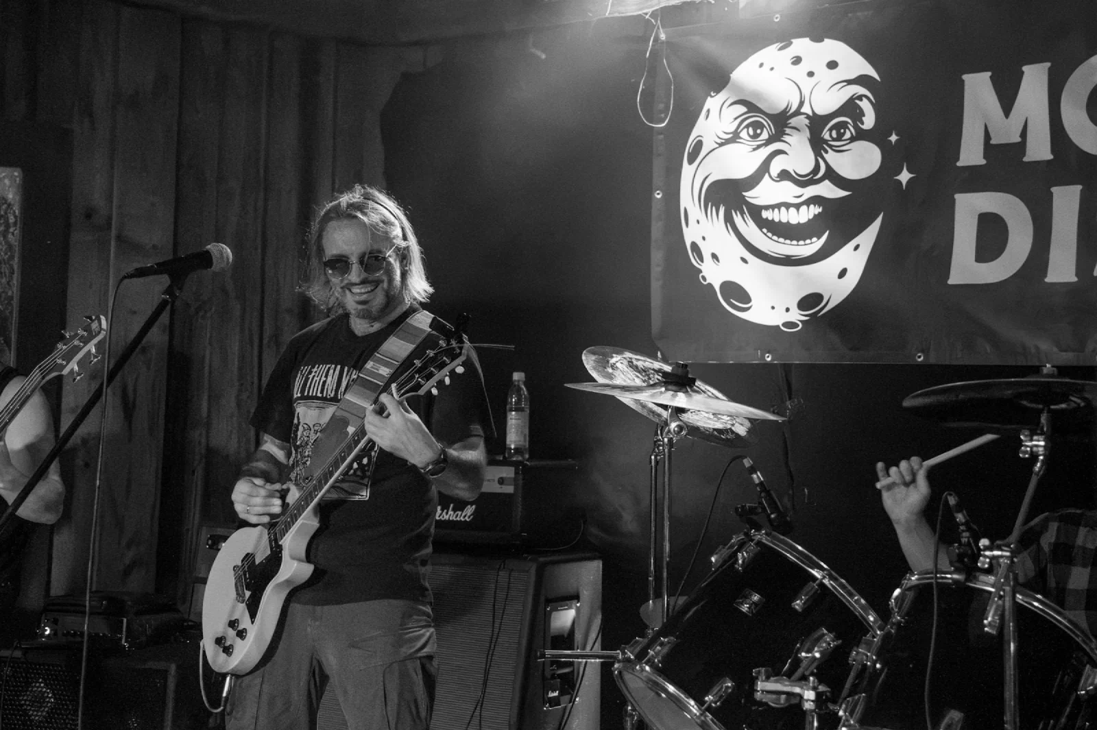 Pearcheek is holding his Les Paul on the stage, laughing and enjoying the mood on "NEO BLUE NIGHT IN GOIN"